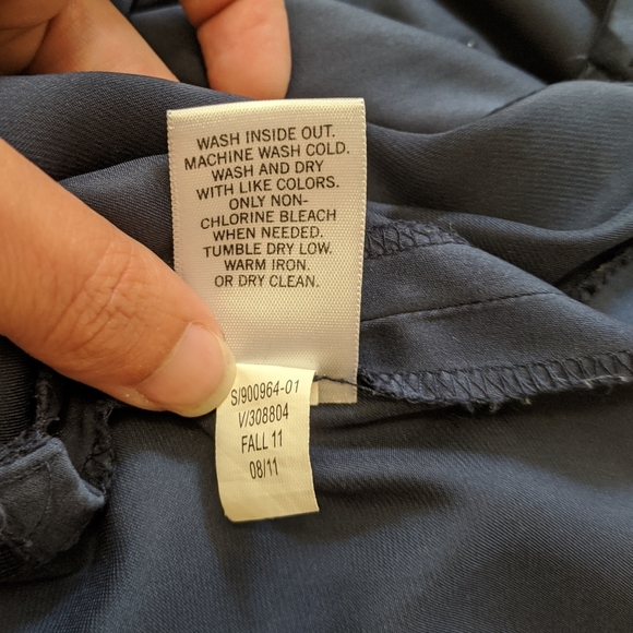 💘 Banana Republic navy blue satin tank top. - Picture 6 of 7